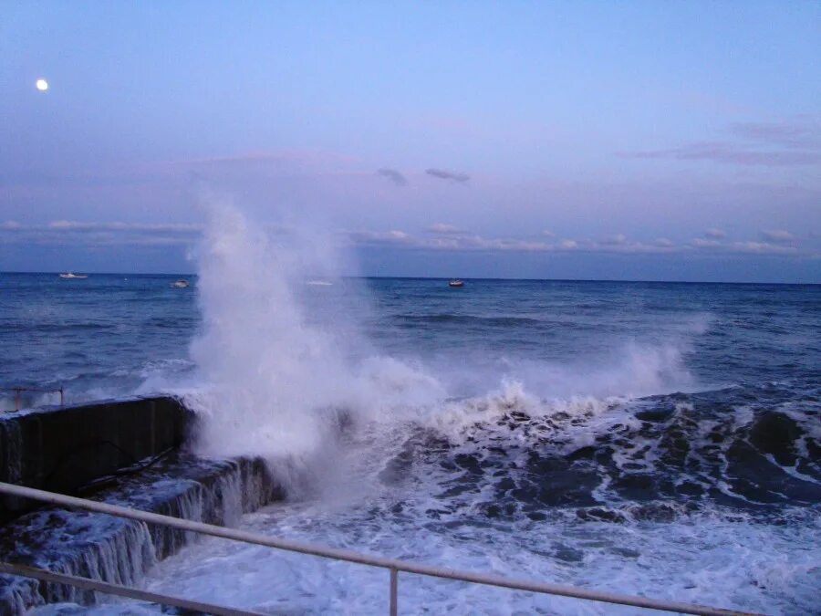 Температура воды в черном в алуште. Черное море Алушта. Крым Алушта море 2022. Море волнуется. Вода в Алуште.