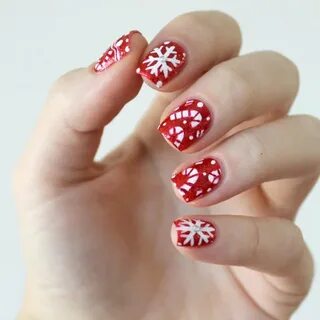 Красный маникюр с снежинками