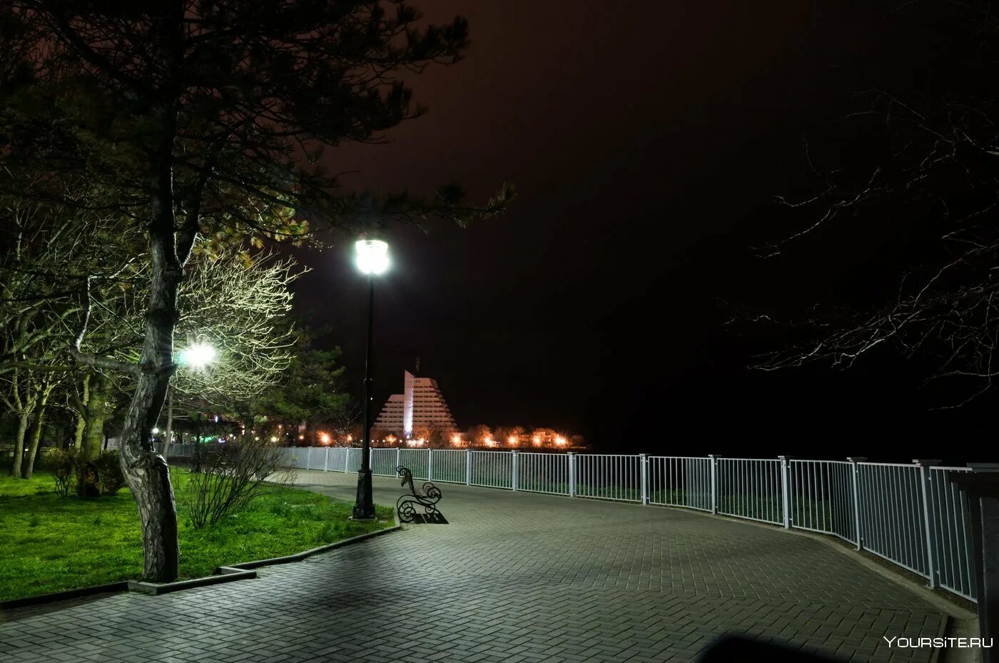 Вечером через парк. Ночной парк БЕЛОКАН. Парк ночью летом Барнаул. Ночной парк Красноперекопска. Северное Тушино парк ночью набережная.