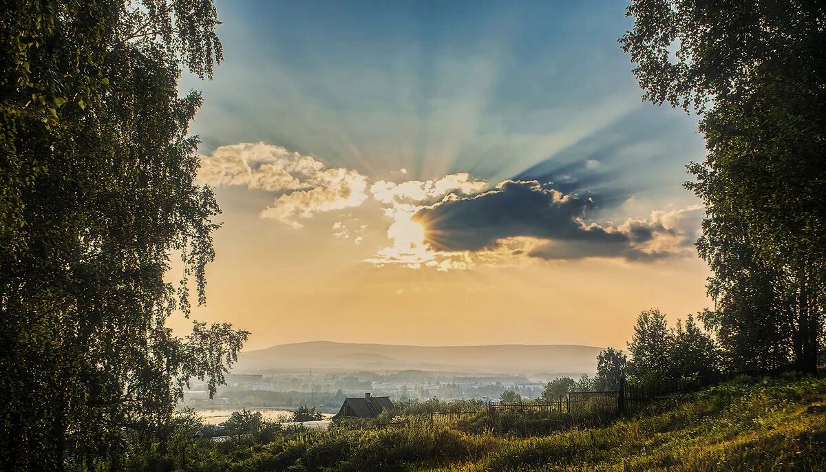 Видим пейзаж. Красивая природа Малооблачно солнечно. Пасмурный пейзаж с лучами солнца. Пейзаж с солнцем облака памятники природы. Вечерние лучи.