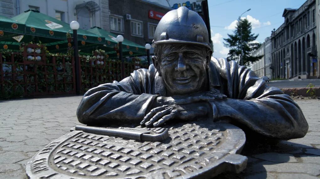 Памятник почтальону черемхово. Памятник почтальону в спб. Путешественник скульптура бруно каталано. Памятник почтальону в москве. В каком городе установлен памятник человеку.