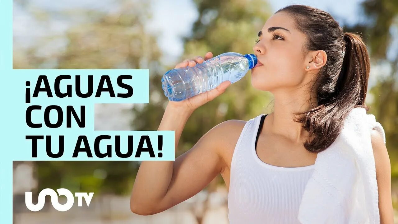 Девушка пьет воду. Девушка пьет из бутылки. Пью воду она сладкая. Женщина пьет воду из бутылки. Питьевой режим.