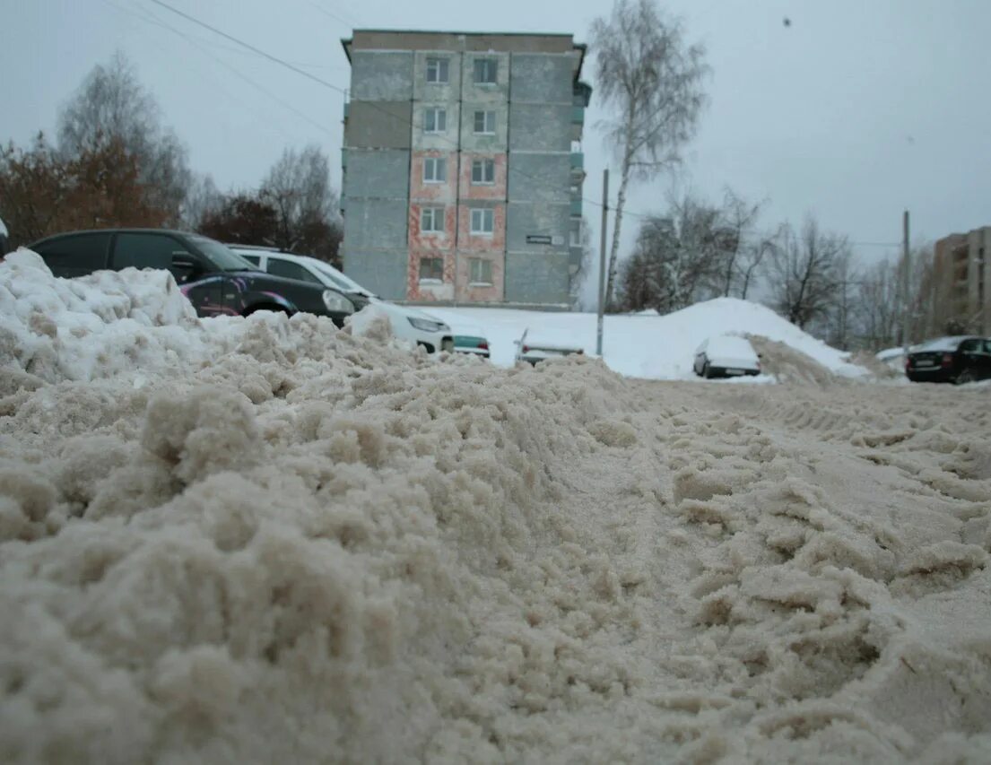 Дороги не чистят от снега. Сугробы во дворе. Снег во дворе. Нечищенные дороги зимой. Нечищеный зимний двор.