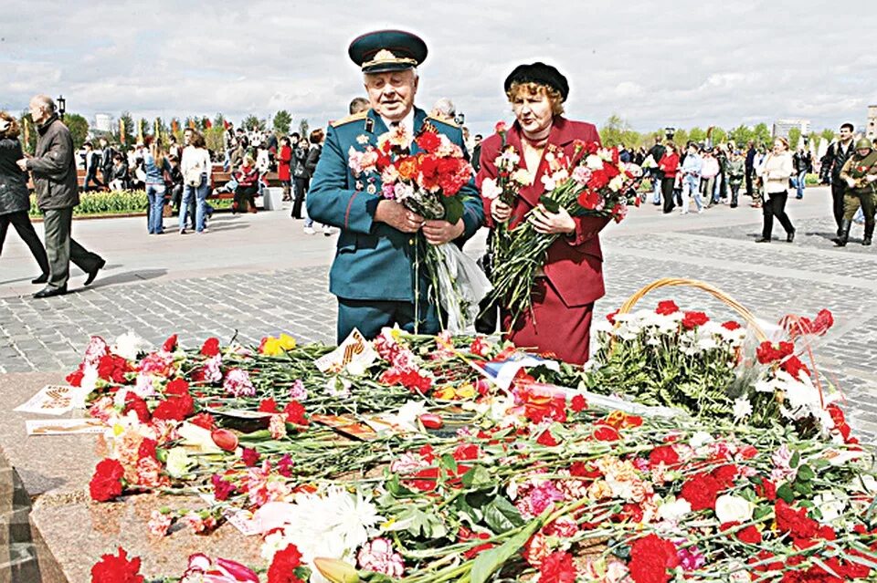 Празднование дня победы в городе. Как отмечают день Победы. Люди празднуют день Победы. 9 Мая 2012. Шествие в Абинске к Дню Победы.