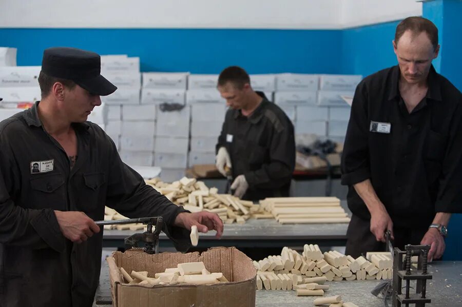 Сотрудник службы безопасности московский метрополитен. Сотрудник фсин. Общественно полезный труд осужденных. Форма в сизо для сотрудников. Труд в колонии.