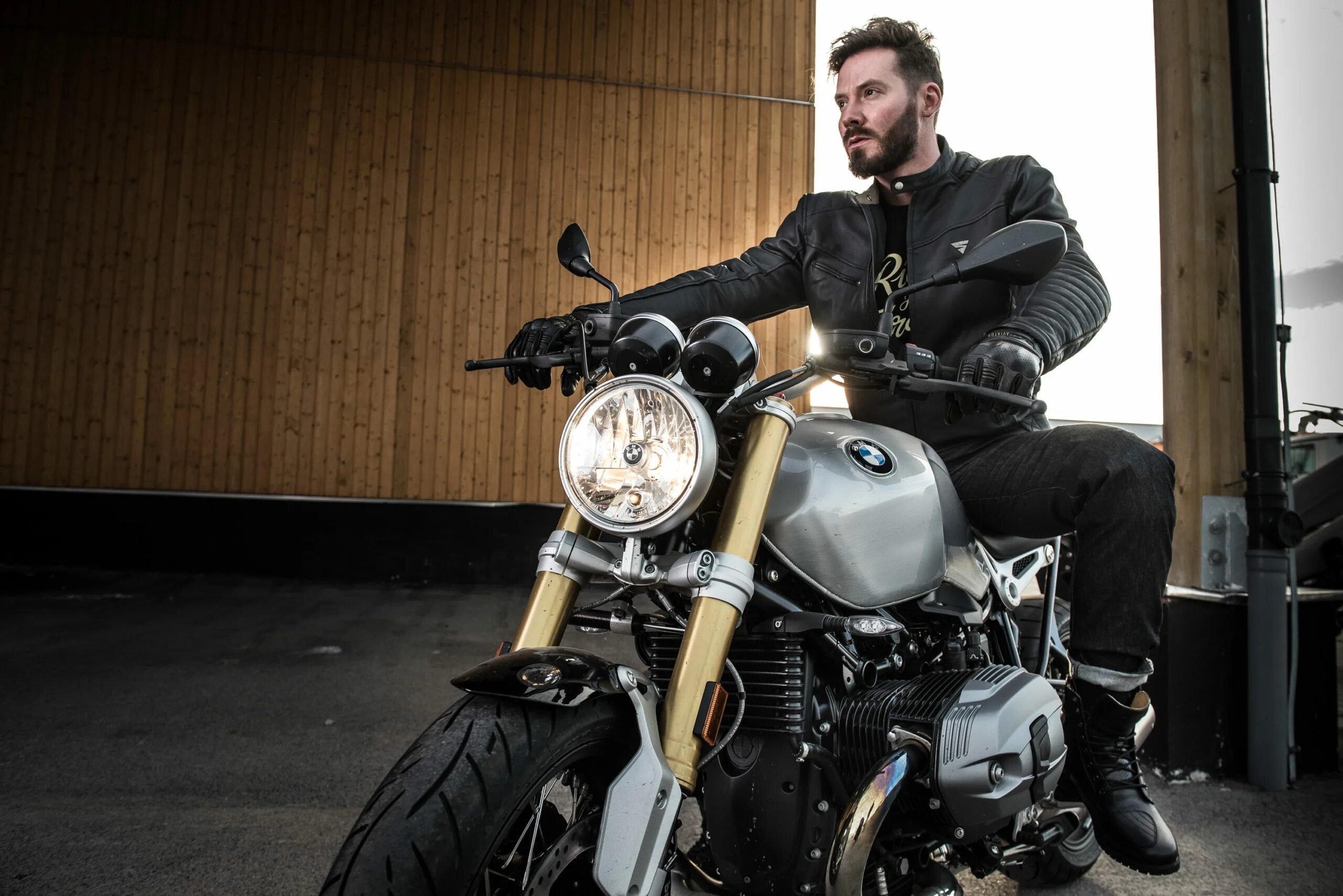 люди на мотоциклах как называются. чоппер мотоцикл харлей дэвидсон. мотоциклисты гонки. байкеры. Scrambler desert sled tuning.