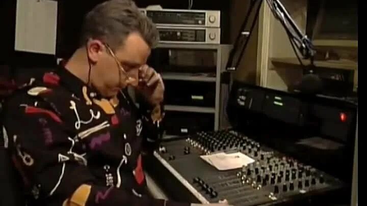 Ведущий смеется над. Александра новикова ведущая вгтрк камчатка. Ведущие вести камчатка. Ведущий смеется над. Испанец хохотун.