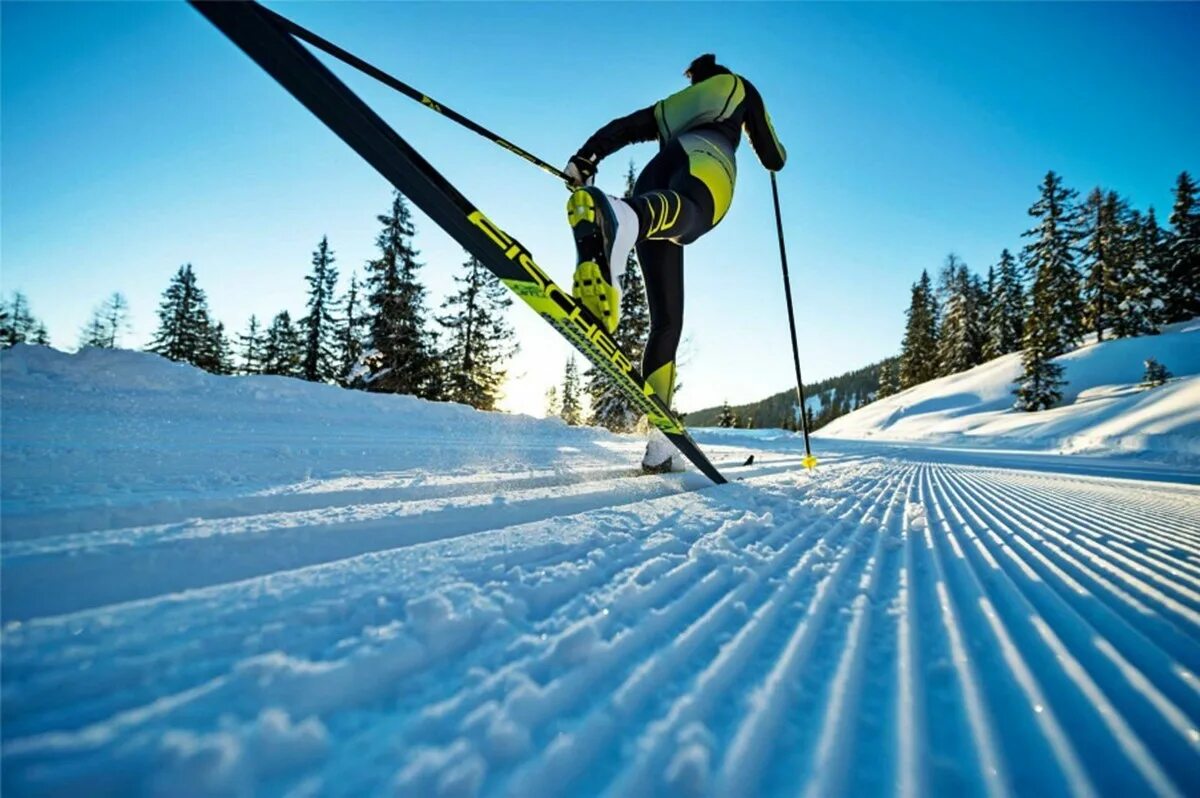 Skiing cross country skis. Кросс Кантри скиинг. Лыжи Сумит Фишер. Лыжные гонки Fischer. Беговые лыжи спорт.