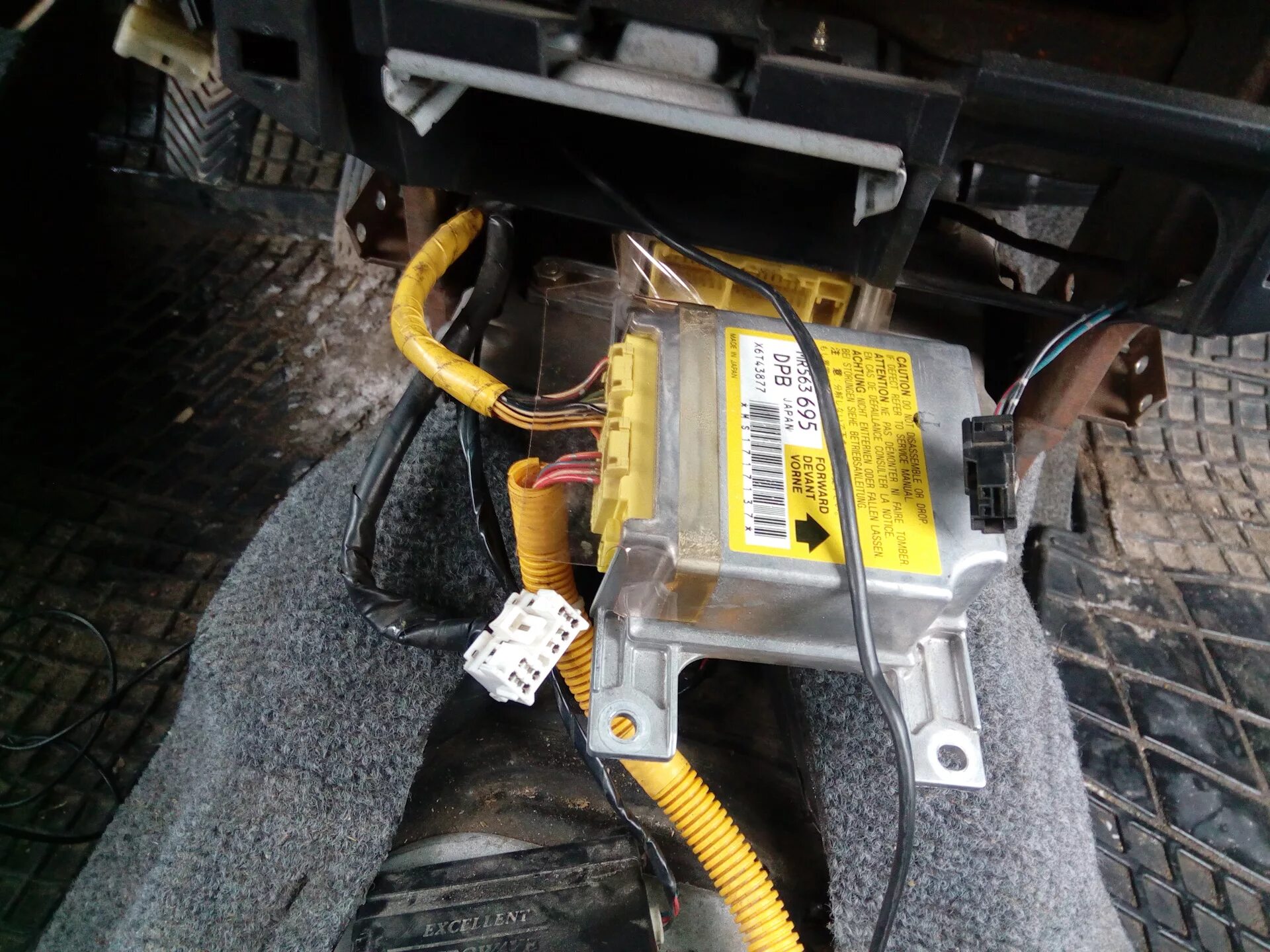 Снятие блока cam. Снятие блока srs. Блок управления srs schevroletniva. Камри 2021 блок srs. Снятие блока srs.