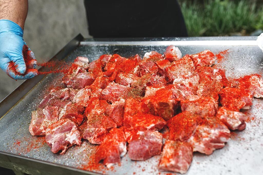 Маринованное мясо говядина. Маринованное мясо для шашлыка. Мясо в маринаде для шашлыка. Маринад для мяса. Маринованное мясо для шашлыка.