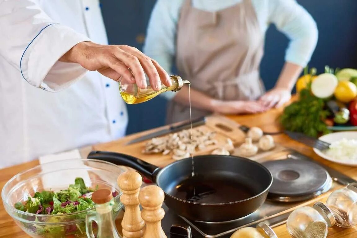 Контроль качества приготовления блюд. Кулинария. приготовление пищи. повар с блюдом. кулинарное творчество.