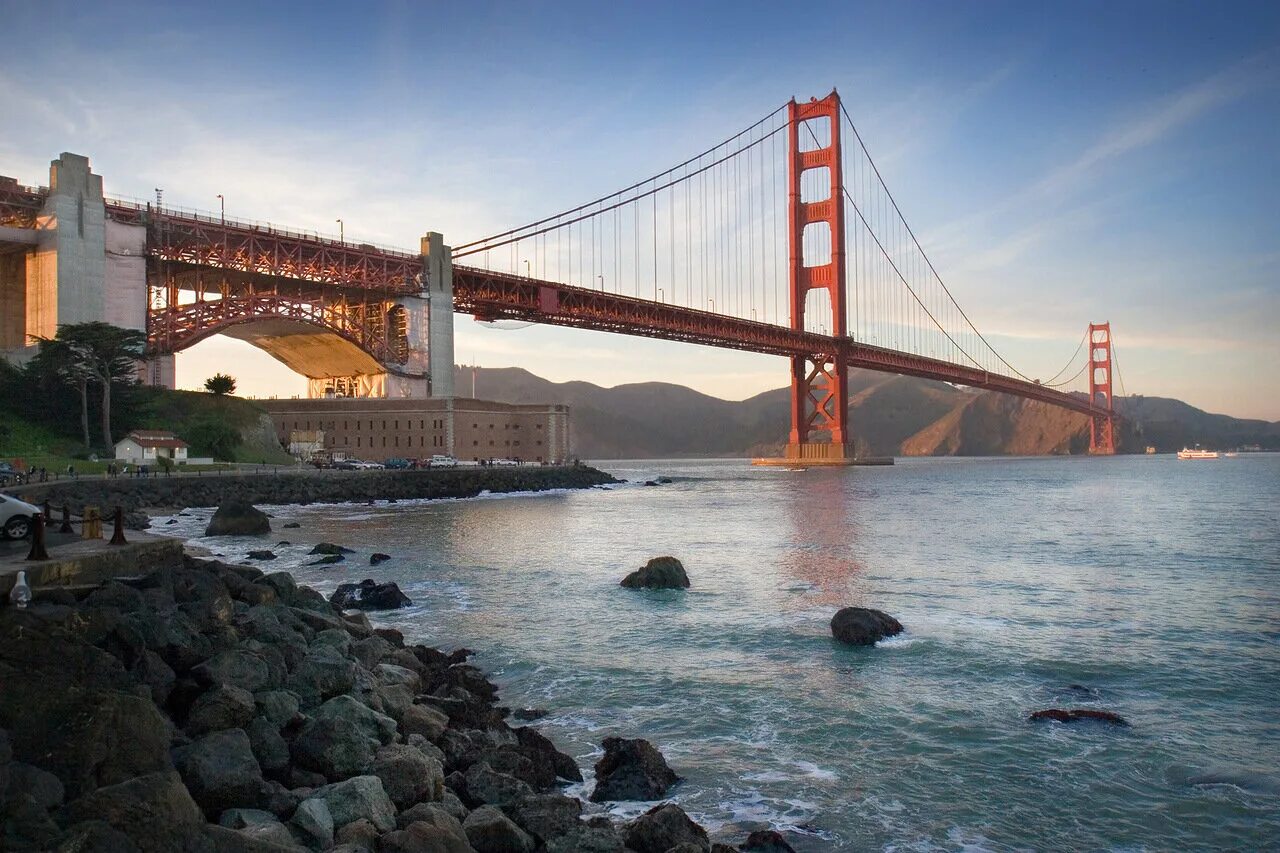 В сша через мост. Золотые ворота Сан-Франциско. Мост Голден гейт Сан Франциско смерти. «Золотые ворота» Сан-Франциско (США). Мост золотые ворота Сан-Франциско Калифорния.