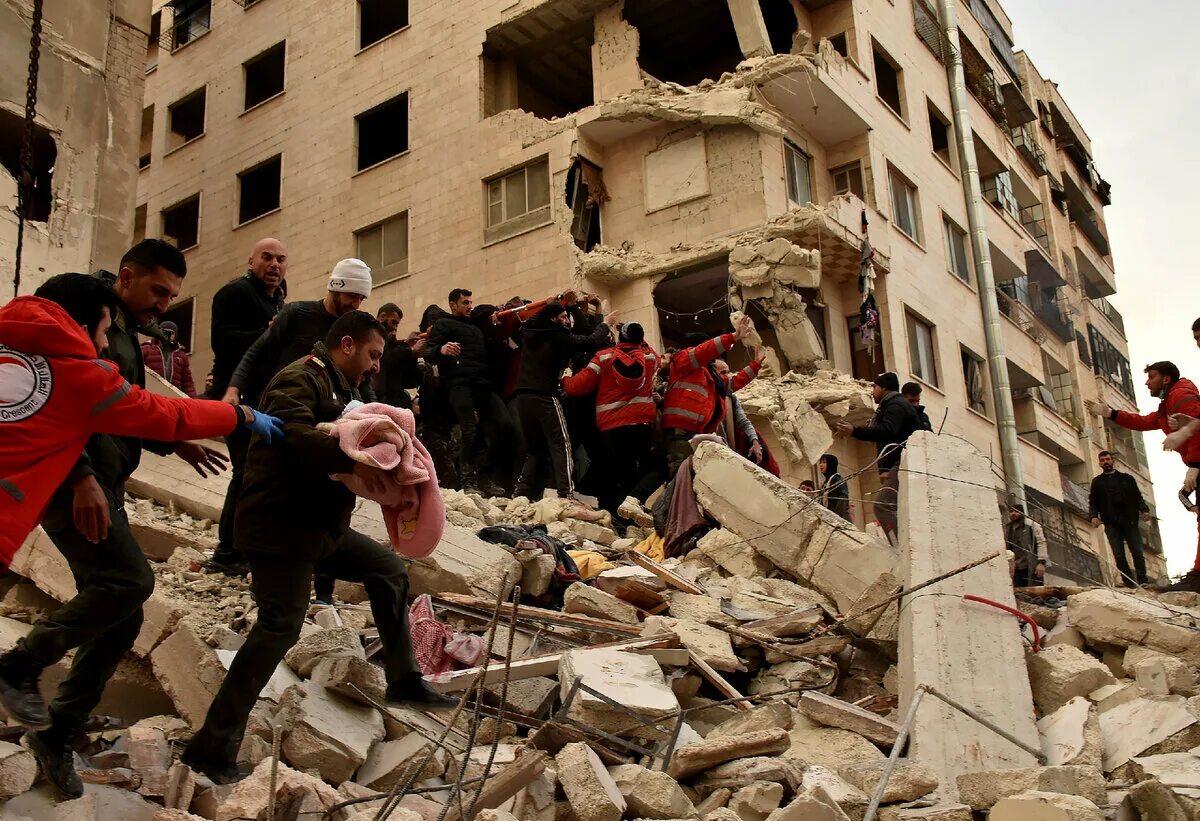 Армения землетрясение погибших. Землетрясение в Турции 2023 люди на улице. Разрушенные дома. Землетрясение в Армении в 1988.