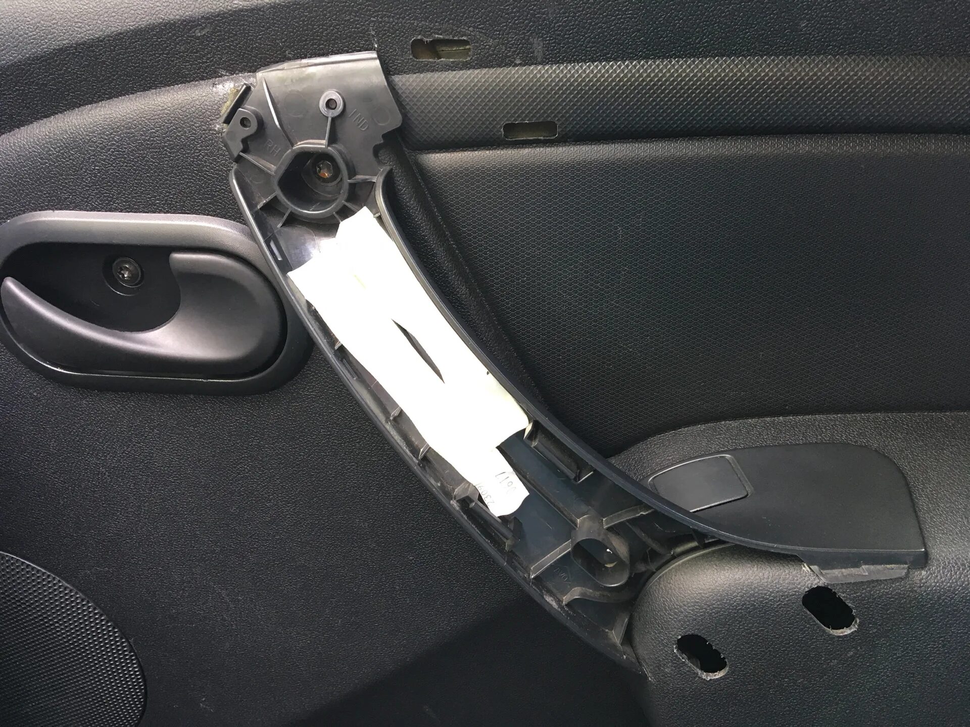 Replacing the front door lock (Renault Logan 1, 2004-2012, petrol) - "Body and i