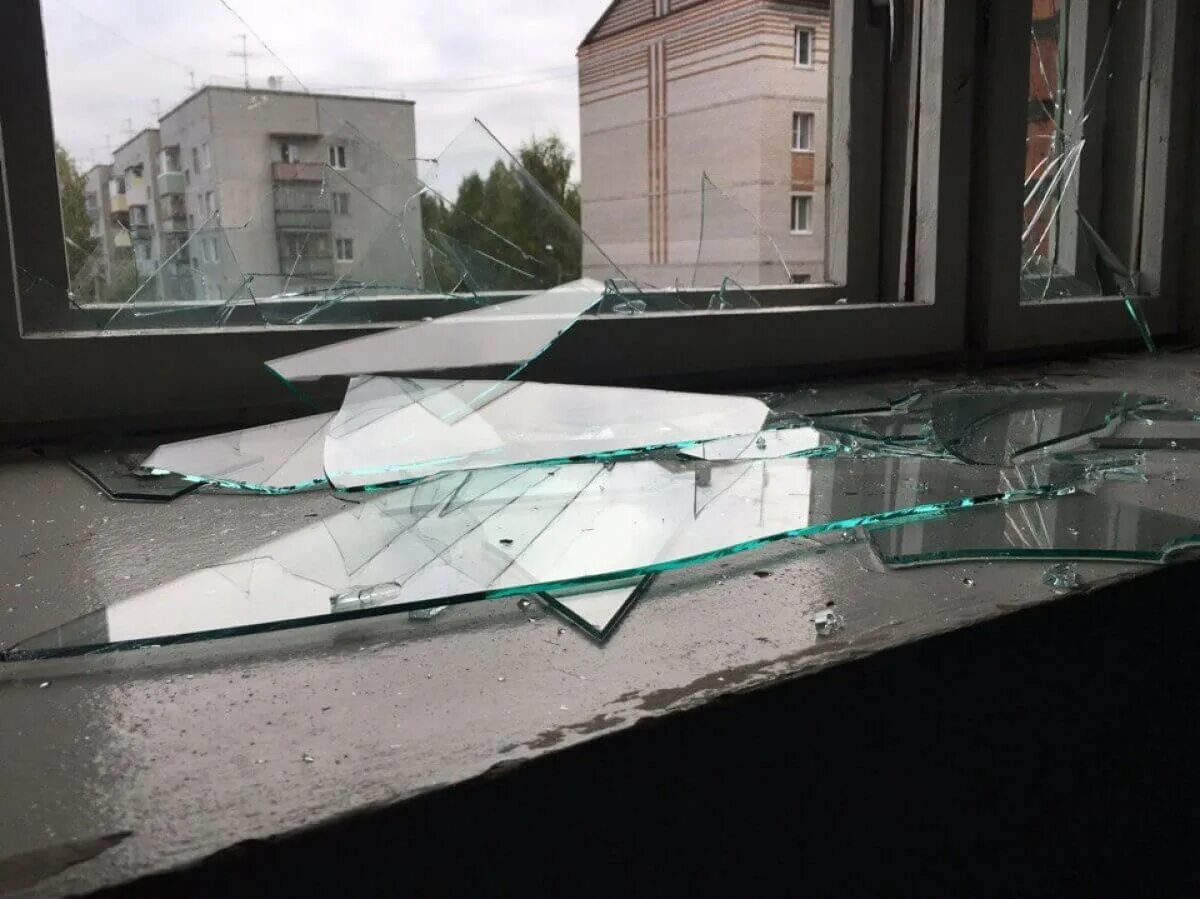 Разбитое стекло в доме. Разбитое окно в квартире. Разбитое стекло в окне. Разбитые стекла в подъезде.