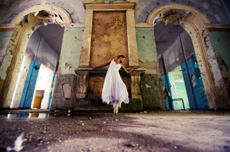 девочка в заброшенном доме. люди в заброшенном доме. люди в заброшенном доме. люди в заброшенном доме. люди в заброшенном доме.