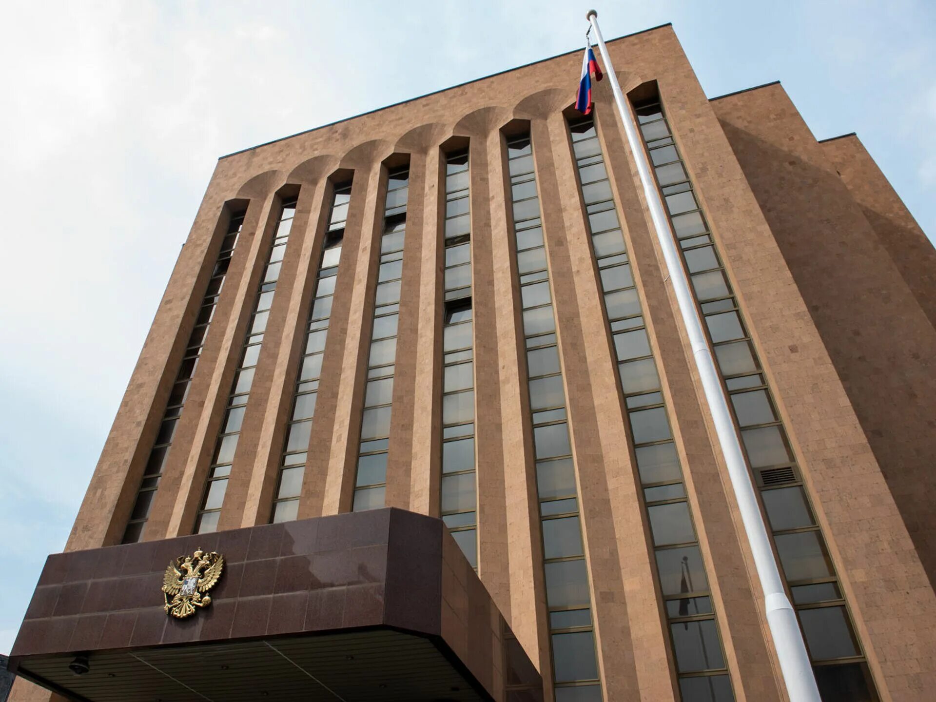Посольство америки в армении. Российское посольство в армении ереване. Американское консульство в армении. Российское посольство в ереване. Посольство сша в ереване.
