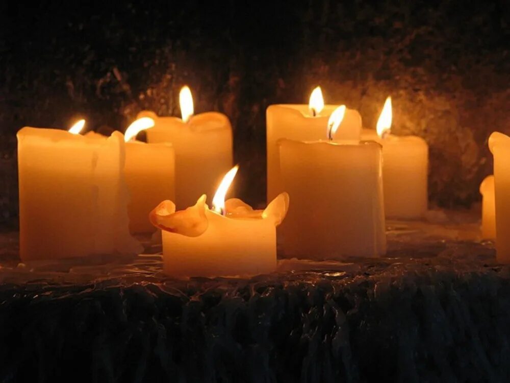 Пойду свечку поставлю. Свеча за сдачу экзамена. Свеча онлайн. Заходим в храм и ставим свечи в висках. Свечи в церкви.