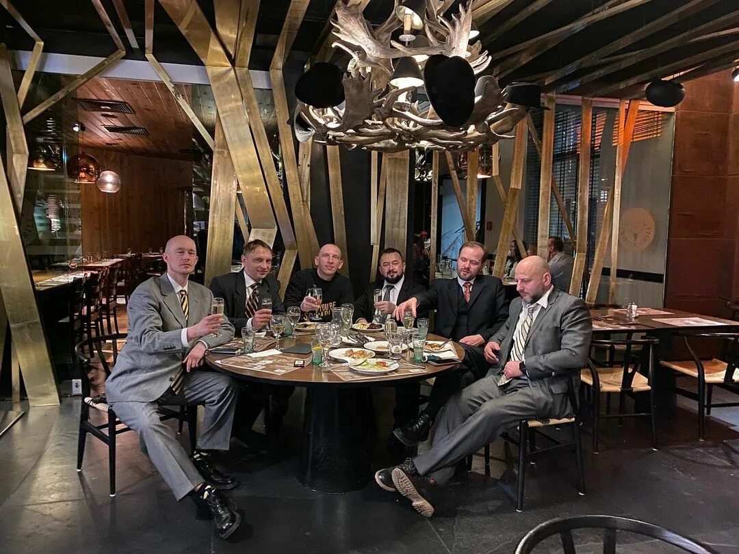 Федор чин. Категории и группы должностей. Чин ведущего. Пак джин ён jyp директор. Директор дживайпи.