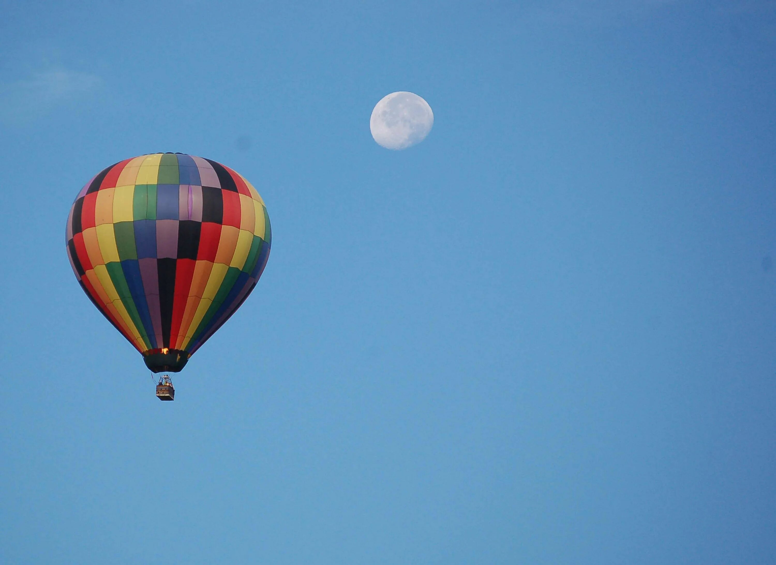 Большой летающий шар. Воздушный шар. Воздушные шары на которых летают. Воздушный шар в небе. Летающие шары в небе.
