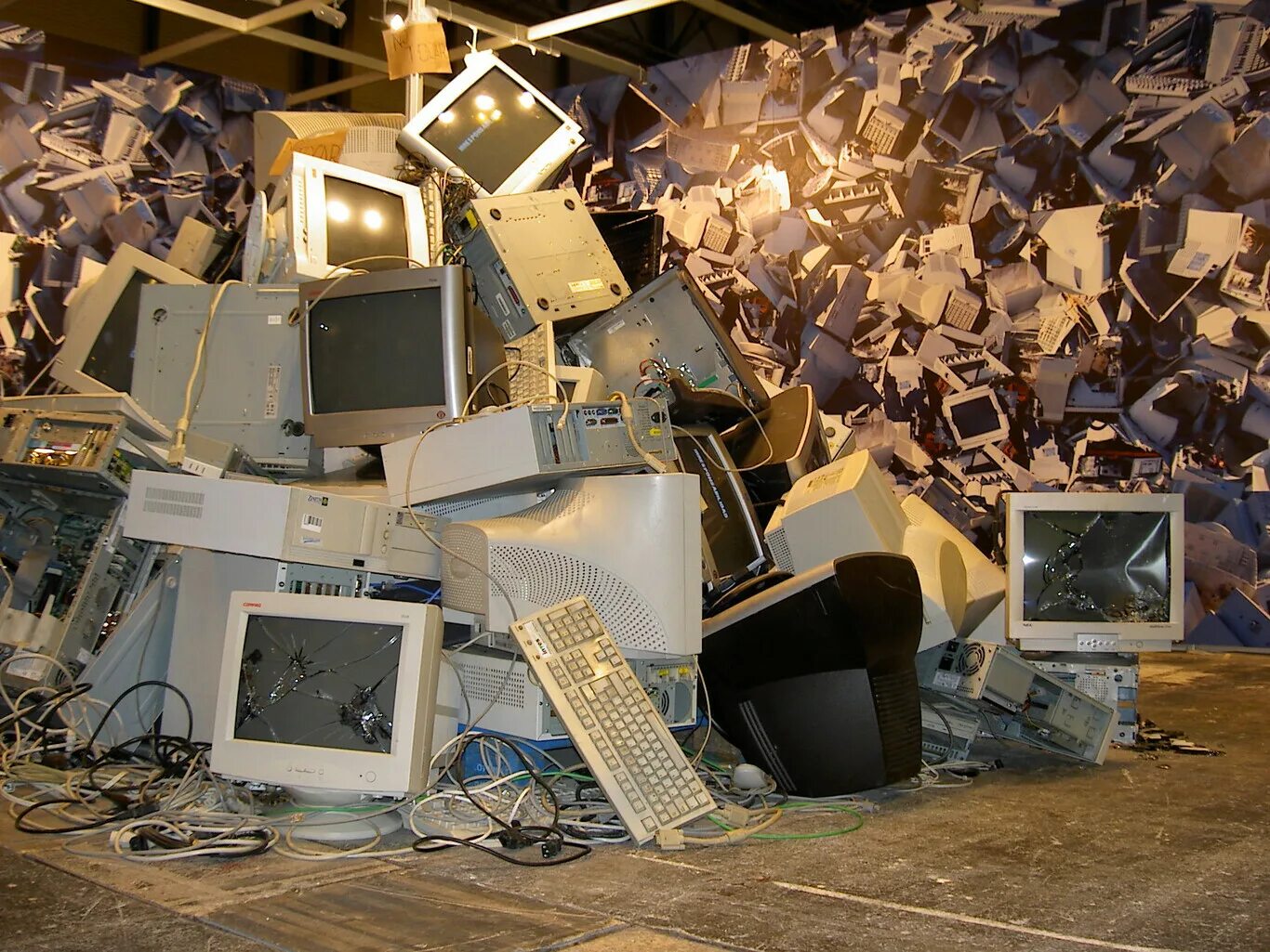 Electronic waste. Электронное барахло. моральное устаревание компьютерной техники. e-waste. e waste абстракция.