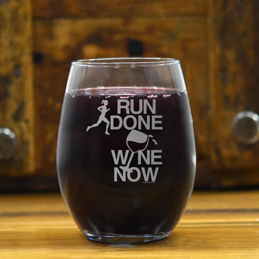 Running glass. Run done wine now. running вино. стакан для бега. вино randone.