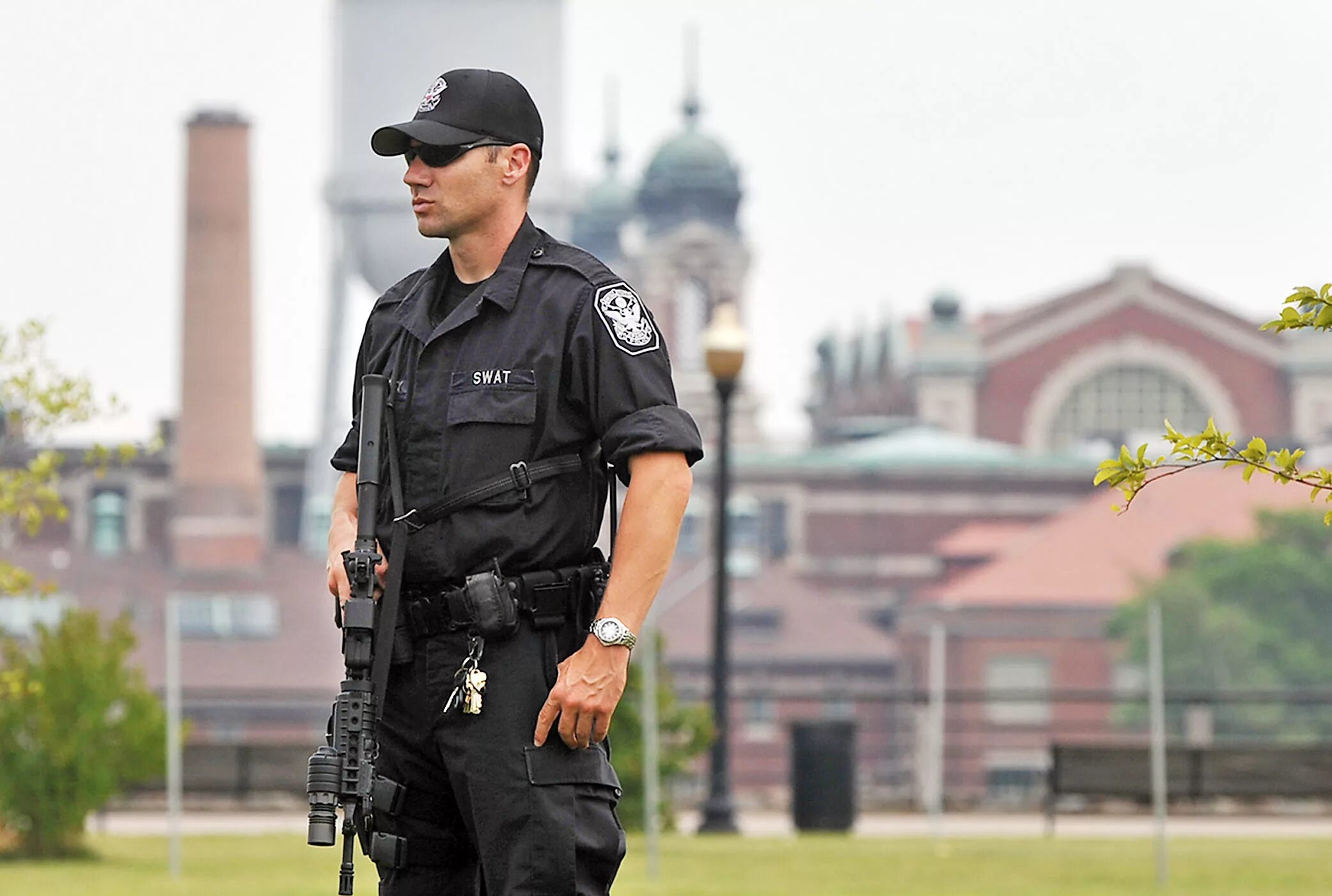 Нил гарнер офицер полиции. Большой охранник. Большой охранник. Большой охранник. Охрана звезд.