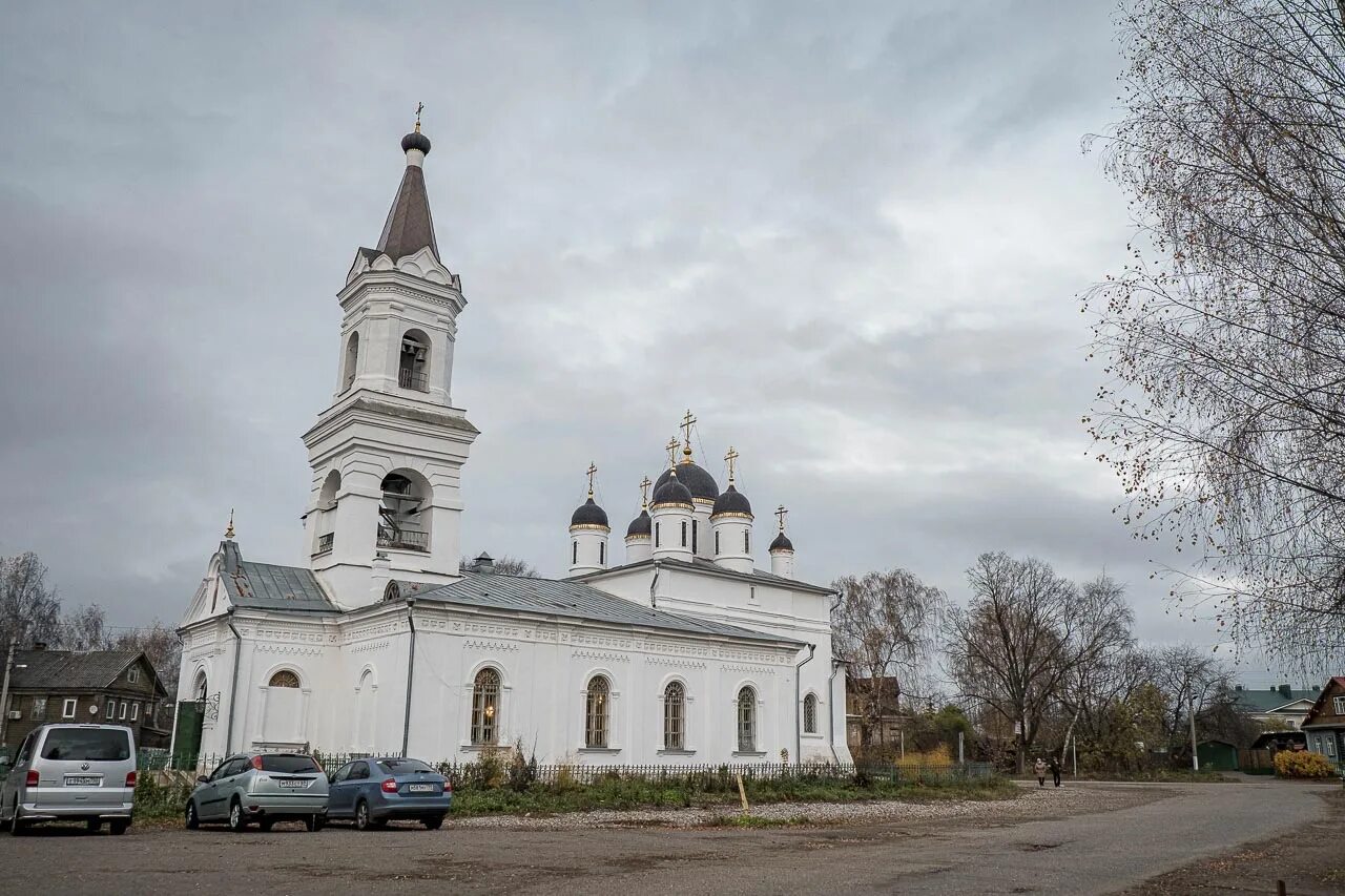 Тверь белый. Храм Троицы Живоначальной Тверь. Церковь Троицы Живоначальной "белая Троица"-Тверь. Белая Церковь Тверь.