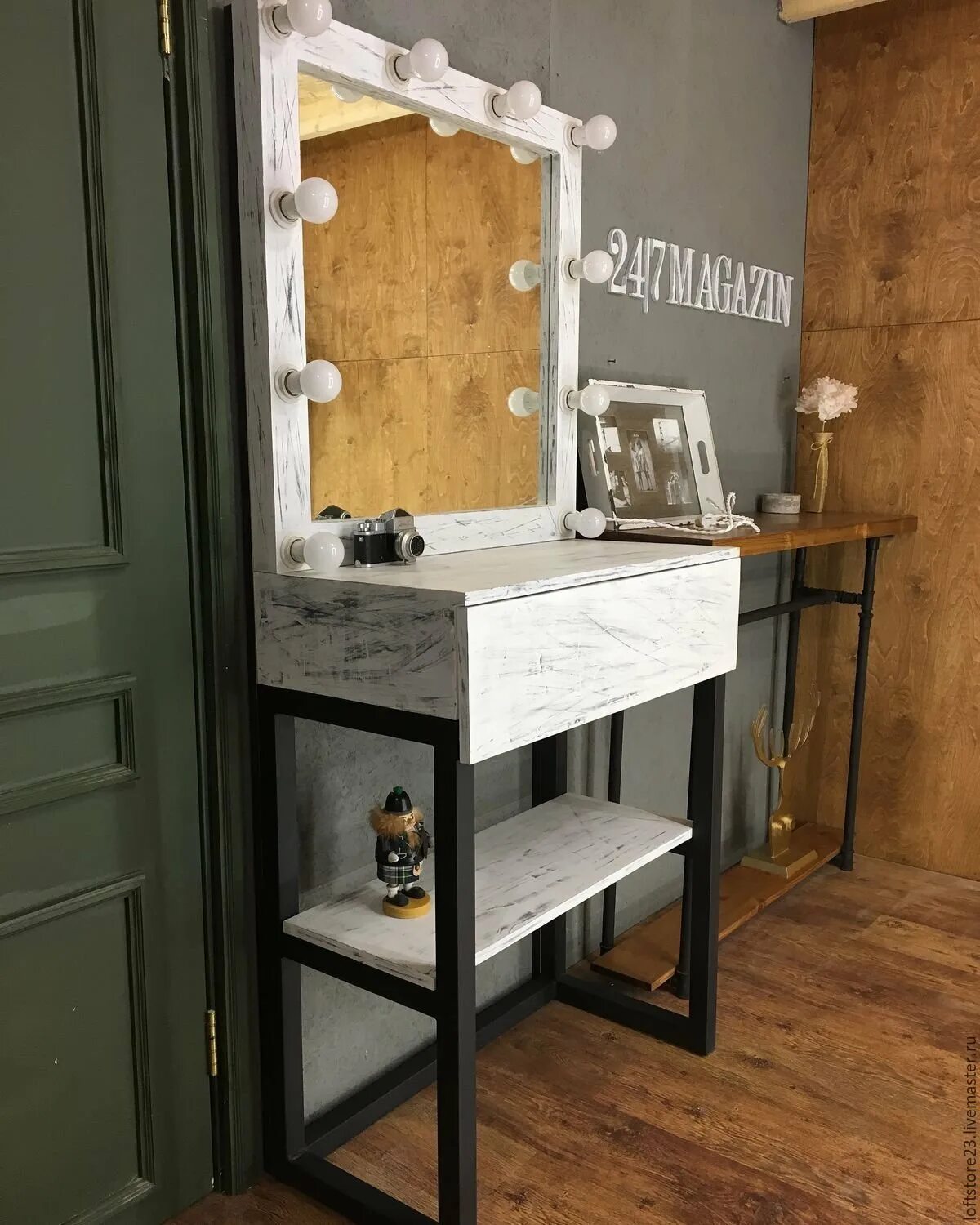 Макияжный столик икеа. Туалетный столик в стиле лофт. Столик макияжный loft. Гримерный столик в стиле лофт. Мебель лофт стол гримерный.