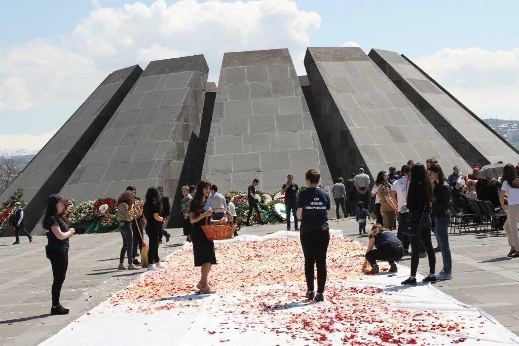 Мемориальный комплекс Цицернакаберд. Парк Цицернакаберд Ереван. Монумент геноцида армян Ереван. Мемориальный комплекс геноцида армян в Ереване. Очередь в ереване