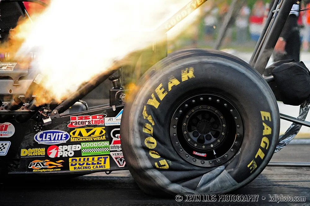 Драг рейсинг чита 2025. Nhra драгстер. драгстер top fuel. драгстер на старте. драг рейсинг драгстеры.