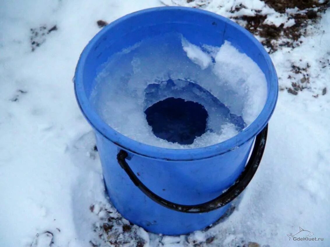 Замерзла вода в бочке. Ведро холодной воды. Ведро с водой. Ведро замерзшее. Ведро с водой зимой.