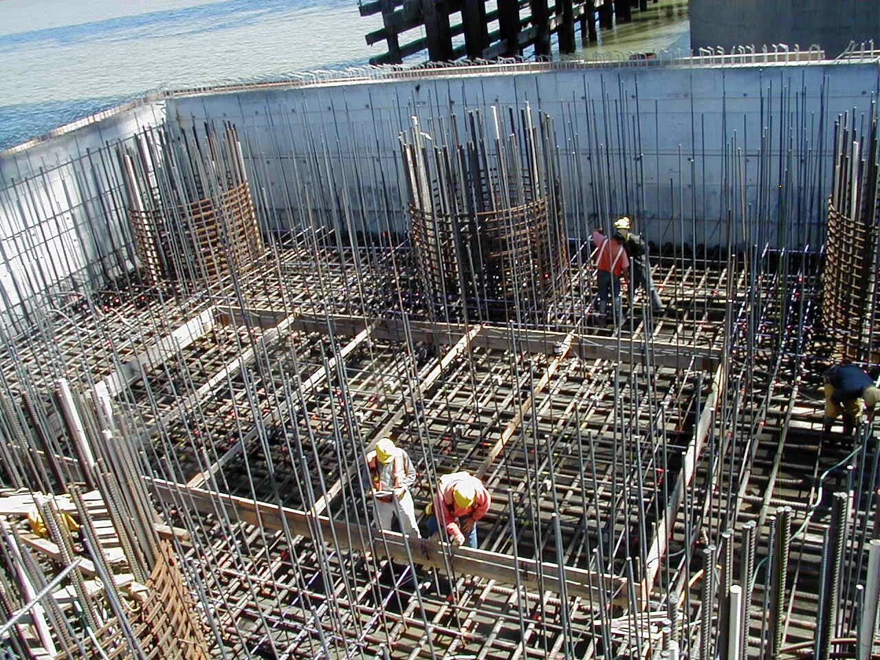 Арматура металлическая. Кто устанавливает арматуру на стройке. Каркас арматурный к1-кт. Бетонщики монолитчики. Арматурный каркас.