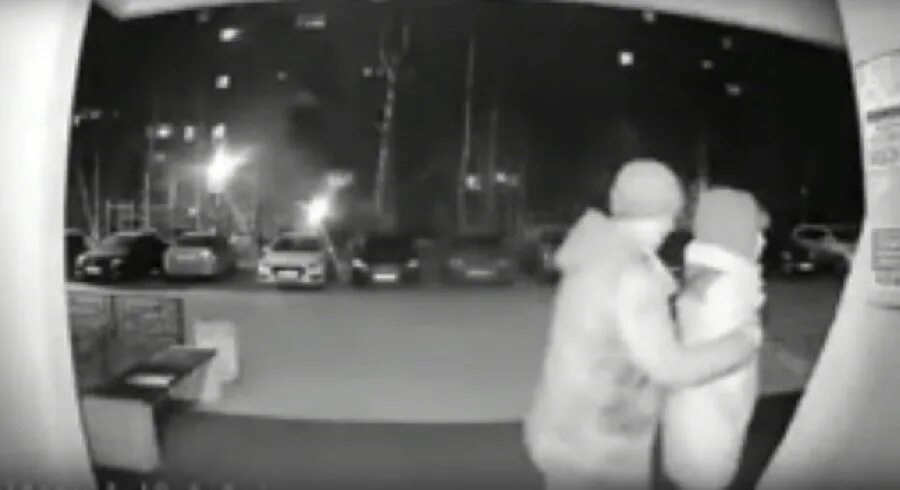 Нападения на камеру. МАНЬЯК напал на женщину в Дзержинске. Камера засняла нападение насильника. Насильник напал на женщину.