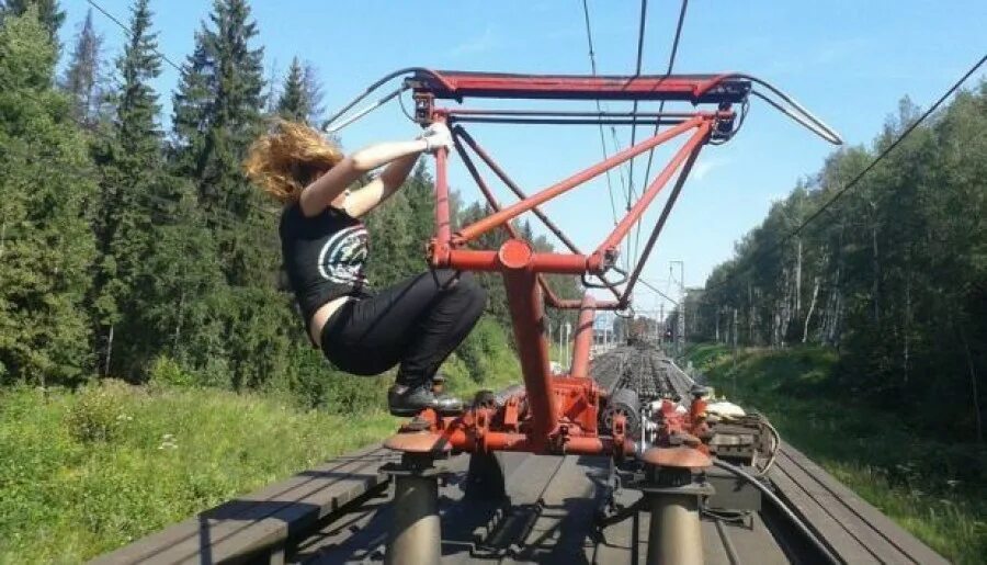 Селфи током. Зацепинг трейнсерфинг. селфи на крыше электрички.