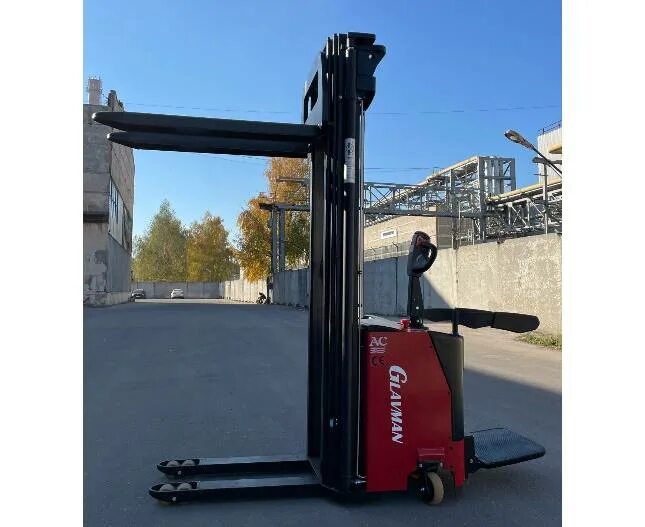 Ронни колеман жим лежа. Тяга гири к поясу в наклоне. Поднять 12 кг. Рывок фото спела wow. Женщина поднимает гирю.