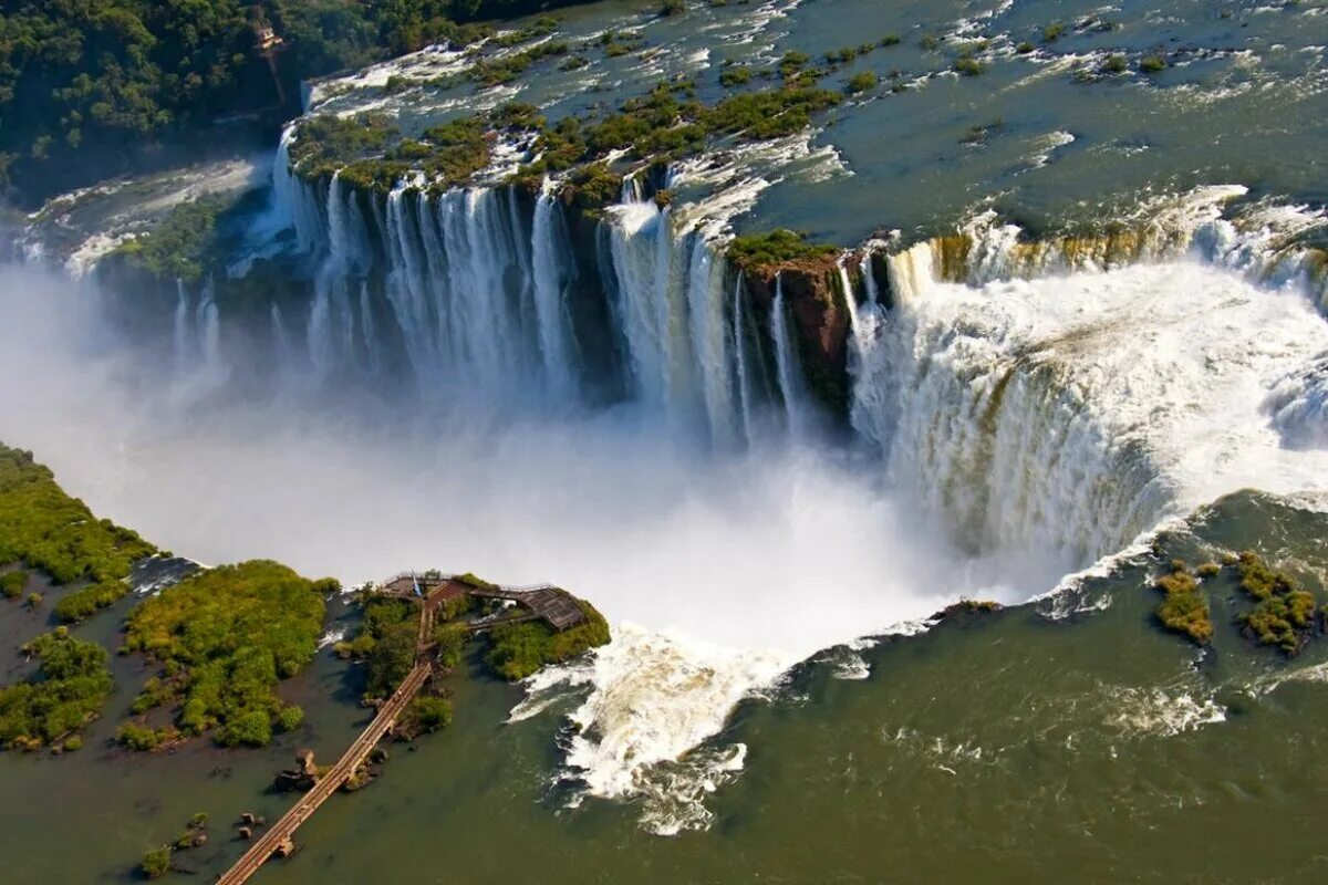 Водопады ю. Бразилия водопады Игуасу. Национальный парк Игуасу глотка дьявола. Водопад Игуасу в Южной Америке. Водопады Игуасу Аргентина горло дьявола.