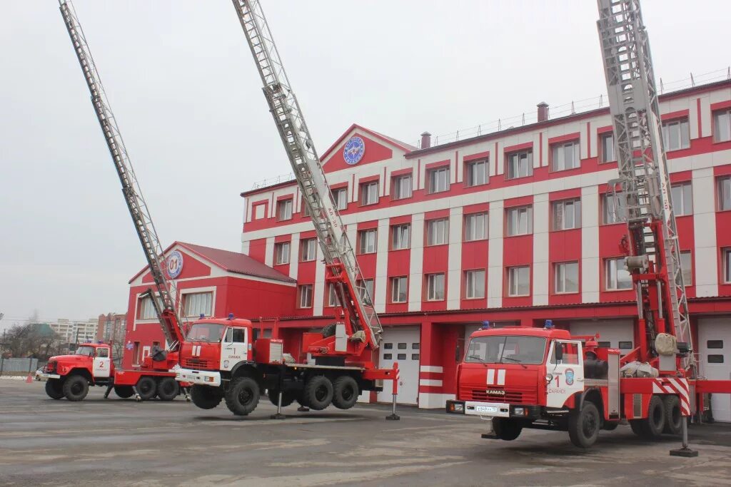 Пожарный автомобиль лестница. Пожарная лестница 112 метров. Пожарная автолестница 112 метров. Автолестница пожарная ал-50. Пожарная машина с лестницей.