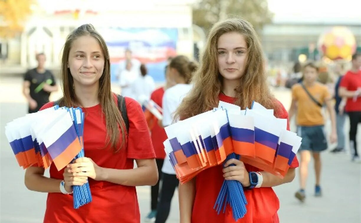 Патриотизм молодежи вциом. Молодежь с российским флагом. Патриотизм молодежи. Студенты с флагом России. Патриотизм студенты.