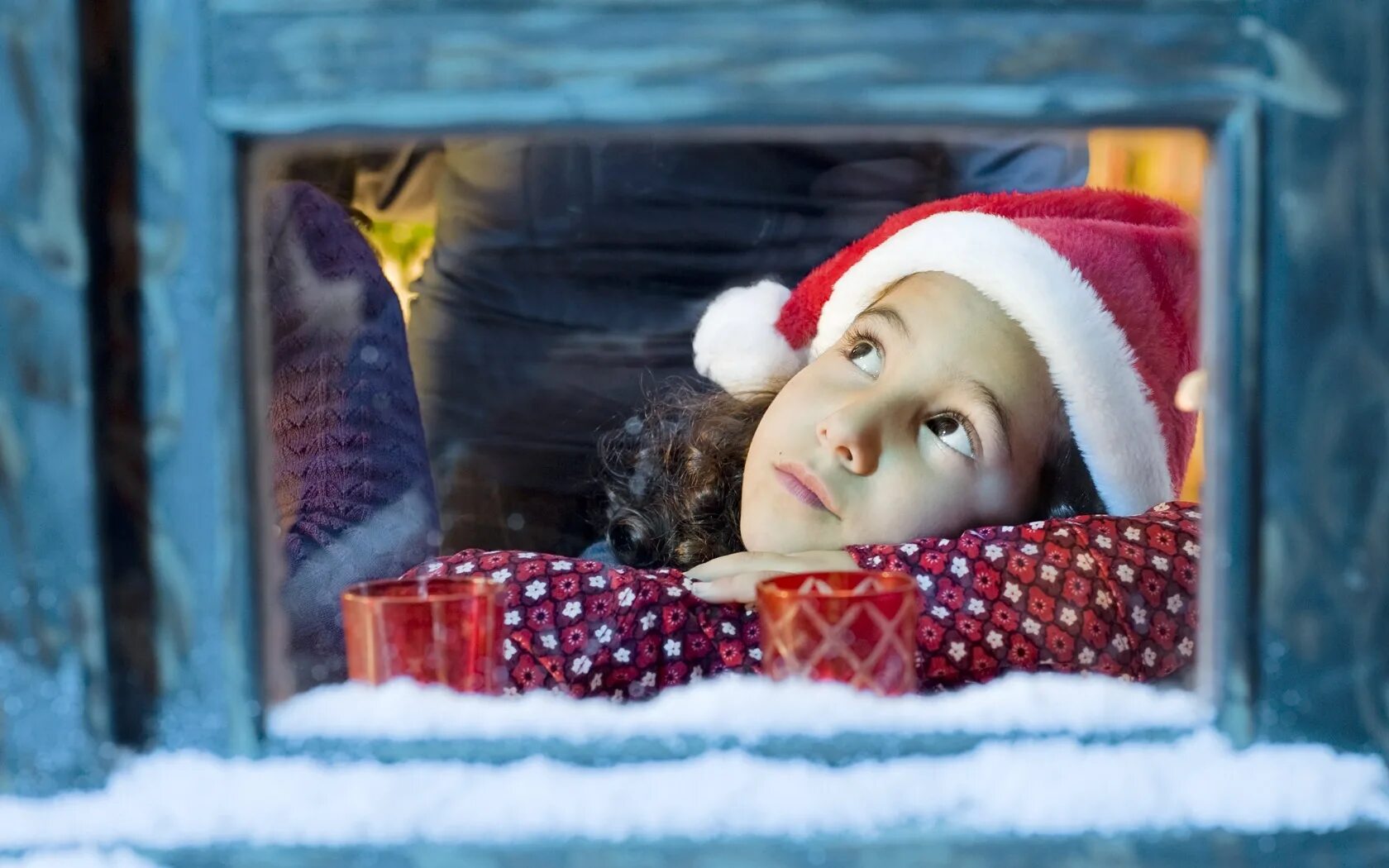 Новогоднее чудо. Дети в Рождественском окне. В ожидании новогоднего чуда. Ребенок в ожидании новогоднего чуда.