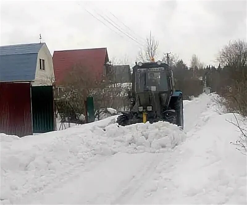 Уборка снега в снт. Уборка снега трактором в СНТ. Расчистка снега в СНТ. СНТ трактор.