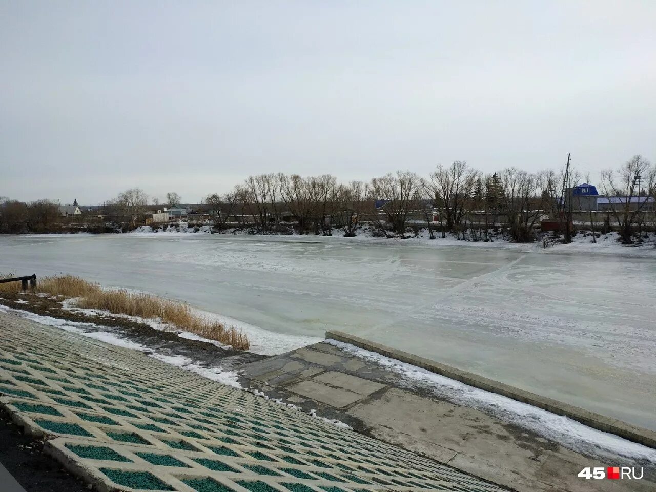 Уровень воды в реке тобол ялуторовск. Уровень воды в реке Тобол у Кургана. Курган уровень реки Тобол. Река Тобол в Кургане 2022. Русло реки Тобол Курган.