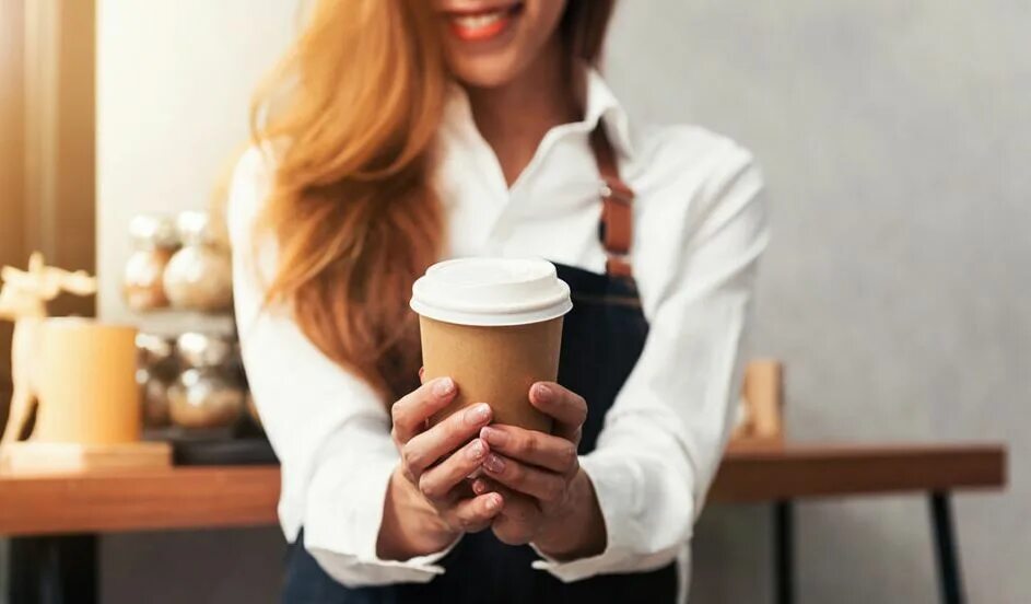 девушка с кофе. приколы про приглашение на кофе. предложить кофе девушке. чашка чая в руках. кофе с любимым.