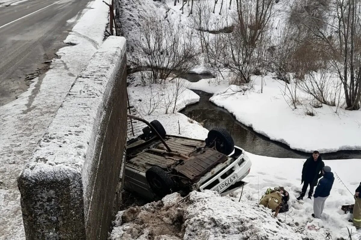Авария с мостом в сша. Старица Тверская область мост. Машина слетает с моста. Улетел с моста.