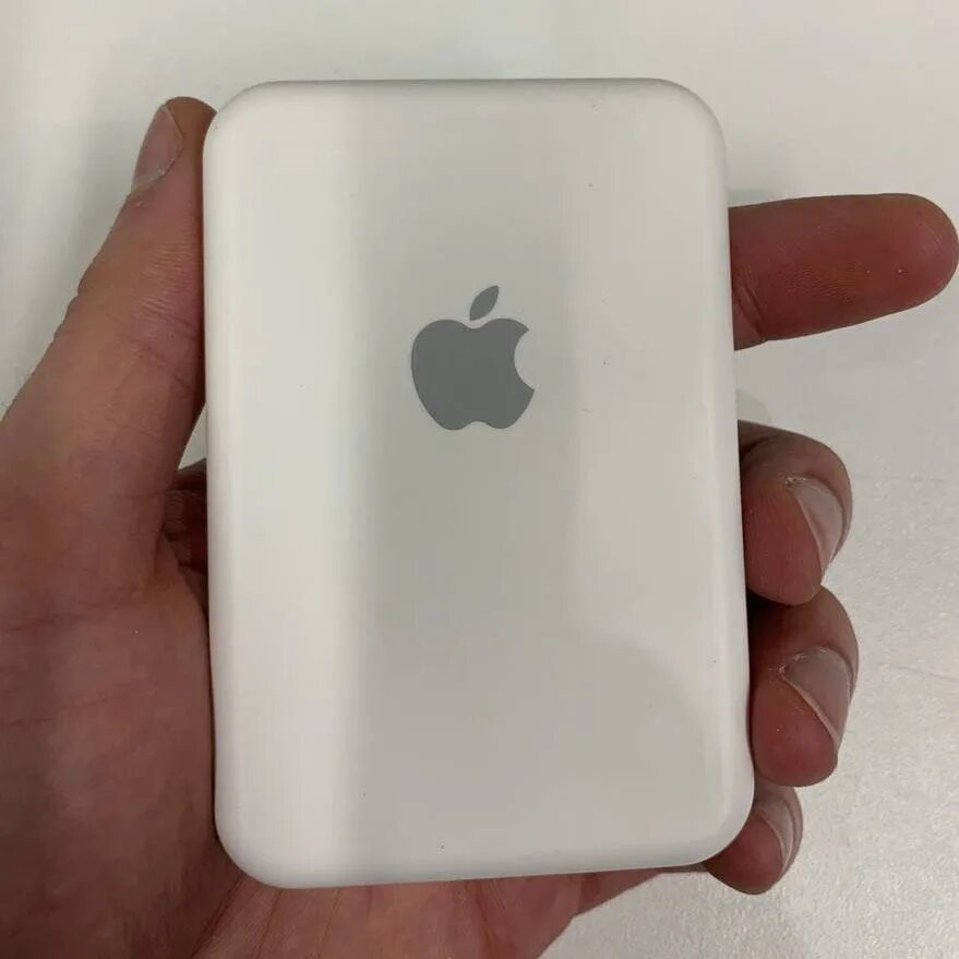 Повер apple. Внешний аккумулятор Apple MAGSAFE. Power Bank внешний Apple. Power Bank от Эппл. Apple MAGSAFE Battery Pack.