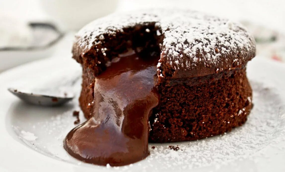 Шоколад внутри. Кекс фондан. Шоколадный фондан кекс. Кекс Брауни шоколадный. Торт шоколадный фондан.