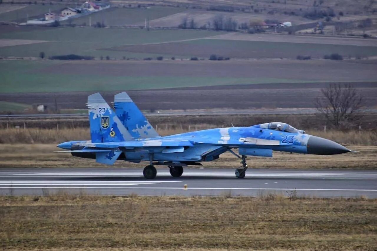 Украинский истребитель су-27. Су-24 воздушных сил украины. Миг 29 и су 27. Ввс украины 2024. Су-27уб ввс украины.