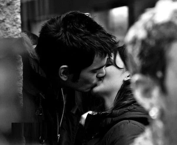 Девушка с короткой стрижкой с мужчиной. Трогательные объятия. Девушка на спине у парня. Девушка с короткой стрижкой и парень. Девушка с короткой стрижкой с мужчиной.