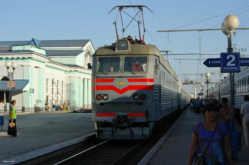 Ростов мелитополь поезд. Электричка мелитополь симферополь. Первый поезд мелитополь. Железнодорожный вокзал мелитополь. Ж д вокзал мелитополя.