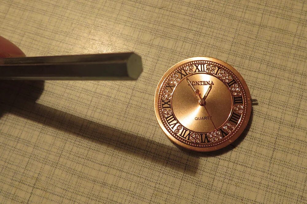 Часы из картона с крутящимися. Часы из картона с двигающимися стрелками. Механизм для настенных часов с батарейкой. Поделка часы для детей. Как закрепить стрелок.